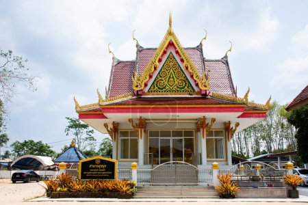 Foto de Antiguo santuario antiguo en Nora Rong Khru Tha Khae para la gente tailandesa visita respeto oración bendición buddha deseo santo misterio culto mito en templo de Wat Tha Khae en marzo 12, 2023 en Phatthalung, Tailandia - Imagen libre de derechos