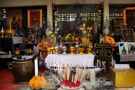 Foto de Khun Sri Sattha Tered Manora estatua en la antigüedad antigua Nora Rong Khru santuario para la gente tailandesa visita y respeto oración bendición misterio en Wat Tha Khae Templo en Marzo 12, 2023 en Phatthalung Tailandia - Imagen libre de derechos