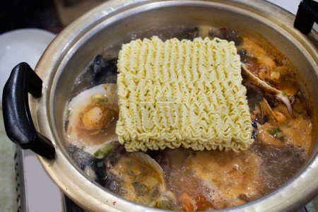 Téléchargez les photos : Cuisine traditionnelle coréenne locale gastronomique ramyun nouilles soupe de fruits de mer pour le peuple coréen et les voyageurs étrangers visite et déguster manger des boissons cuisine dans le restaurant de l'île de Jeju do, Corée du Sud - en image libre de droit