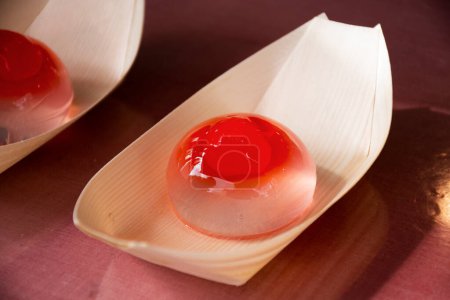 Téléchargez les photos : Mizu shingen gelée transparent mochi ou gâteau d'eau de pluie sur une tasse de feuilles de bambou pour les coréens voyageur acheter manger dans un café local à Gamcheon Culture Village ou Santorin de Busan ville, Corée du Sud - en image libre de droit