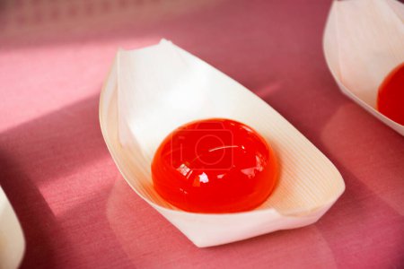Téléchargez les photos : Mizu shingen gelée transparent mochi ou gâteau d'eau de pluie sur une tasse de feuilles de bambou pour les coréens voyageur acheter manger dans un café local à Gamcheon Culture Village ou Santorin de Busan ville, Corée du Sud - en image libre de droit