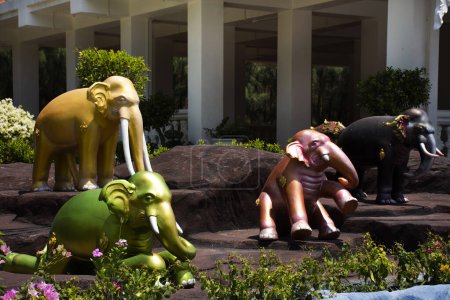 Foto de Tallar escultura arte de las criaturas legendarias animal himmapan mítico en el bosque legendario Himavanta para los tailandeses y viajeros extranjeros visita en el templo Wat Don Khanak en Nakhon Pathom, Tailandia - Imagen libre de derechos