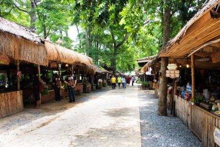 Téléchargez les photos : Hawker stalle traditionnel thaï personnes vente de produits locaux nourriture dans la rue marché de bazar pour les voyageurs visite manger boisson dans le village de Bang Rachan à Singburi ville le 28 mai 2023 à Sing Buri, Thaïlande - en image libre de droit