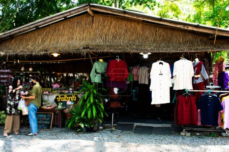 Téléchargez les photos : Hawker stalle traditionnel thaï personnes vente de produits locaux nourriture dans la rue marché de bazar pour les voyageurs visite manger boisson dans le village de Bang Rachan à Singburi ville le 28 mai 2023 à Sing Buri, Thaïlande - en image libre de droit