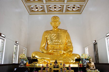 Téléchargez les photos : Ancien sanctuaire phra Achan thammachot moine bouddhiste révérend culte pour le peuple thaï voyageurs visite respect prière bénédiction sainte dans Bang Rachan village à Singburi ville à Sing Buri, Thaïlande - en image libre de droit