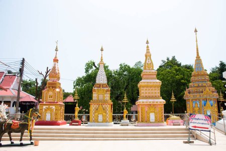 Téléchargez les photos : Ancien stupa ou chedi antique pour les voyageurs thaïs voyage visite et respect prière bénédiction sainte reliques de bouddha au temple Wat Pho Kao ton à Bang Rachan le 28 mai 2023 à Sing Buri, Thaïlande - en image libre de droit