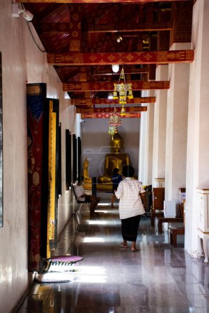 Foto de Antigua estatua de actitud reclinable buddha de Wat Pa Mok Worawihan templo para los viajeros tailandeses de viaje de visita respeto oración bendición deseo santo misterio adoración en junio 6, 2023 en Ang Thong, Tailandia - Imagen libre de derechos