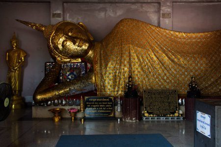 Foto de Antiguas estatuas de actitud reclinada buddha de Wat Mahathat Worawihan templo para los viajeros tailandeses visitan y respetan la oración bendición deseo santo misterio el 16 de septiembre de 2023 en Ratchaburi, Tailandia - Imagen libre de derechos