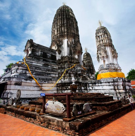 Foto de Ancient Na Phra That stupa and ruins chedi prang of Wat Mahathat Worawihan temple for thai people travelers visit and respect pray blessing wish buddha on September 16, 2023 in Ratchaburi, Thailand - Imagen libre de derechos