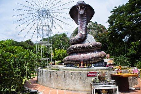 Foto de Cobra serpiente estatua grande en el círculo rotonda de destinos Khao Ngu Stone Park y bosque piedra caliza roca de montaña para los viajeros tailandeses viajan visita el 16 de septiembre de 2023 en Ratchaburi, Tailandia - Imagen libre de derechos