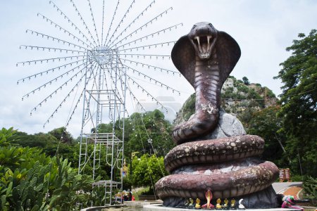 Foto de Cobra serpiente gran estatua en el círculo rotonda de lugares de interés Khao Ngu Stone Park y roca de montaña de piedra caliza bosque para los viajeros tailandeses viajan visita en Rat Buri en Ratchaburi, Tailandia - Imagen libre de derechos
