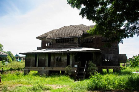 Téléchargez les photos : Abandonné bâtiment serre maison ou Baan khiao pour les personnes thai voyageurs voyage visite Mystère mystérieux à Phak Hai sur Septembre 17, 2023 à Ayutthaya, Thaïlande - en image libre de droit