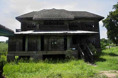 Foto de Casa verde del edificio abandonado o Baan khiao en el prado para los viajeros tailandeses viajan a visitar Misterioso misterio en la ciudad de Phak Hai en Ayutthaya, Tailandia - Imagen libre de derechos