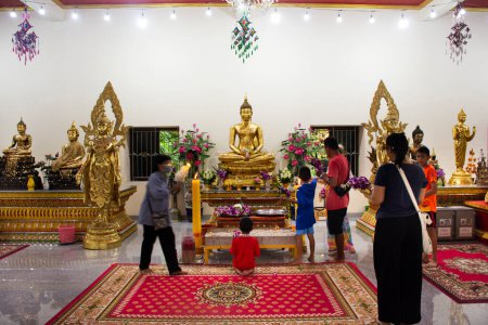 Téléchargez les photos : Ancien bouddha et antique divinité vieil ange de Wat Phai Lueang temple pour le peuple thaï voyageurs visite respect prière bénédiction souhait à Bang Bua String sur Octobre 1, 2023 à Nonthaburi, Thaïlande - en image libre de droit