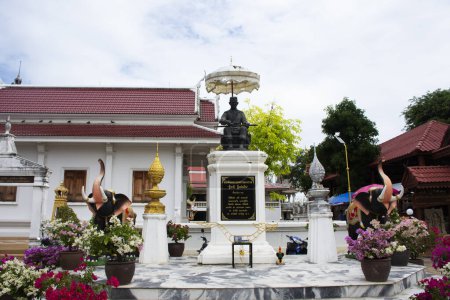 Foto de Estatua del Rey Naresuan Gran o Somdet Phra Naresuan Maharat monumento para la gente tailandesa visita de viaje y respeto deseo de bendición de oración en el templo de Wat Khao Din el 7 de octubre de 2023 en Suphan Buri, Tailandia - Imagen libre de derechos