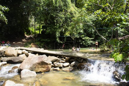 Foto de Namtok Khao Khram Cascadas en la selva de montaña del Parque Nacional Khao Pu Khao Ya para los viajeros tailandeses viaje visita y descanso relajarse jugar natación en la ciudad de Srinakarin en Phatthalung Tailandia - Imagen libre de derechos