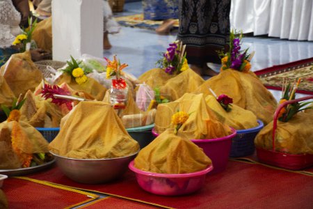 Foto de Comida tradicional sureña y aperitivo dulce del festival del décimo mes lunar o Sat Duan Sip merecer ofrenda al espíritu ancestral y preta fantasma hambriento en el templo Wat Khuan Maphrao en Phatthalung, Tailandia - Imagen libre de derechos