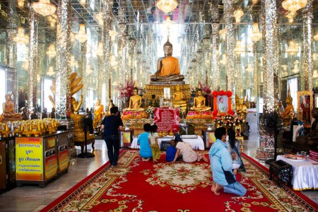 Téléchargez les photos : Statue de Bouddha en verre antique salle d'ubosot pour les voyageurs thaïlandais visite de voyage respect prière bénédiction souhait saint mystère de temple Wat Muang à Angthong sur Octobre 31, 2023 à Ang Thong, Thaïlande - en image libre de droit
