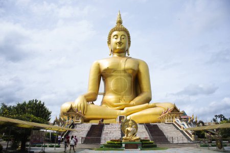 Foto de Antigua estatua de oro buda grande para los viajeros tailandeses de viaje de visita y respeto de bendición de oración deseo santo misterio del templo de Wat Muang en la ciudad de Angthong el 31 de octubre de 2023 en Ang Thong, Tailandia - Imagen libre de derechos