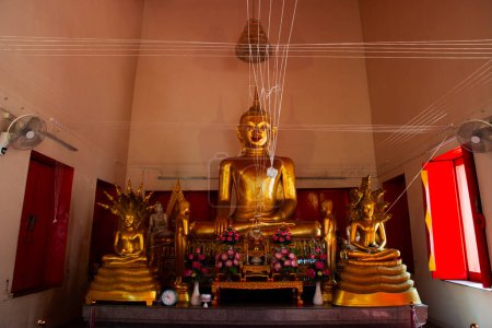 Téléchargez les photos : Ancienne statue de bouddha dans l'ubosot antique pour les voyageurs thaï visite de voyage respect prière bénédiction et souhait saint mystère à Wat San Chao et Makham Temple Pathumthani à Pathum Thani, Thaïlande - en image libre de droit