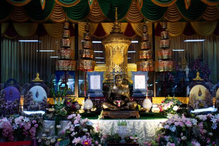Foto de Phra Ratchasuthi Yan Mongkhon buddhist saint holy arhat or Luang Pho Charan Thitathammo buddhism arahant for thai people visit respect pray at Wat Amphawan on November 2, 2023 in Sing Buri Thailand - Imagen libre de derechos