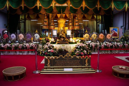 Téléchargez les photos : Phra Ratchasuthi Yan Mongkhon bouddhiste arhat ou Luang Pho Charan Thitathammo bouddhisme noble moine arahant pour le peuple thaï visite respect prier à Wat Amphawan le 2 novembre 2023 à Sing Buri Thaïlande - en image libre de droit