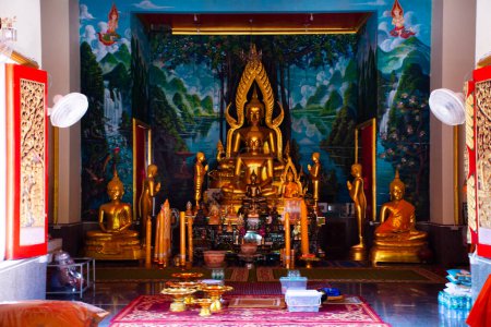 Téléchargez les photos : Ancienne statue de bouddha dans la salle d'ordination antique d'ubosot pour les voyageurs thaï visite de voyage respect priant le vœu de bénédiction de Wat Tham Nam ou temple de grotte d'eau à Photharam à Ratchaburi, Thaïlande - en image libre de droit