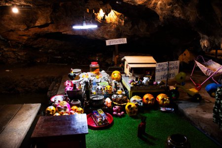 Téléchargez les photos : Thong Kuman ou religion populaire thaï Kumara pour les personnes thaï voyage visite respect priant bénédiction sainte mystérieuse dans la caverne à Wat Tham Nam ou Temple de la grotte de l'eau sur Novembre 4, 2023 à Ratchaburi Thaïlande - en image libre de droit