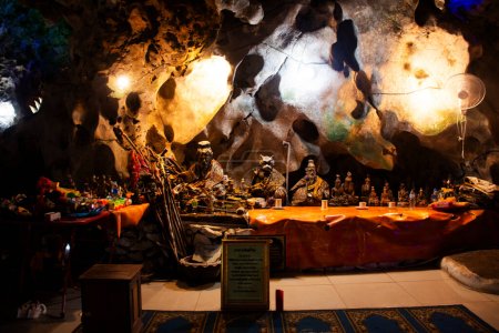 Téléchargez les photos : Anciennes statues anciennes d'ermite ou d'ermite pour le peuple thaï les voyageurs respectent le mystère de bénédiction de prière dans la caverne de Wat Tham Nam ou Temple de la grotte de l'eau sur Novembre 4, 2023 à Ratchaburi, Thaïlande - en image libre de droit