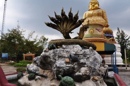 Téléchargez les photos : Bouddhiste Gautama ou Gautama Maha Katyayana Bouddhisme ou Phra sangkajai buddha pour le peuple thaï visite respect prière bénédiction à Wat Lang San Prasit temple sur Janvier 25, 2008 à Samut Sakhon, Thaïlande - en image libre de droit
