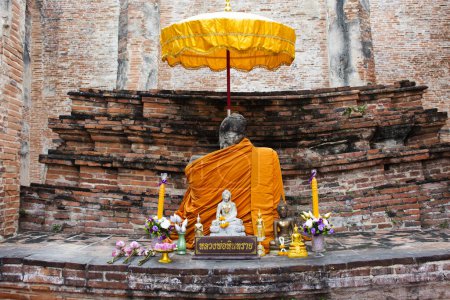 Foto de Ruinas antiguas estatua de buddha en ruina rota ubosot antiguo para la gente tailandesa viajero viaje visita respeto rezar mito culto santo místico en el templo de Wat Maheyong el 3 de diciembre de 2023 en Ayutthaya Tailandia - Imagen libre de derechos