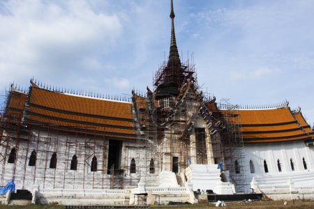 Foto de Los tailandeses se unen a donar para construir una iglesia ubosot estilo antiguo o una sala de ordenación patrón antiguo para respetar la oración de adoración sagrada en el templo de Wat Maheyong en el sitio de Patrimonio Histórico en Ayutthaya Tailandia - Imagen libre de derechos