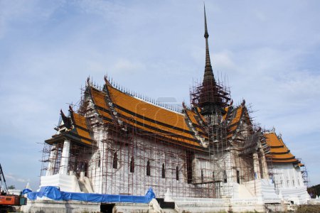Foto de Los tailandeses donan para construir una iglesia ubosot estilo antiguo o una sala de ordenación patrón antiguo para respetar el culto sagrado de la buda religiosa en el templo de Wat Maheyong el 3 de diciembre de 2023 en Ayutthaya, Tailandia - Imagen libre de derechos