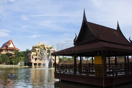 Foto de Ver paisaje jardín parque y estanque con la construcción de arquitectura del área de práctica de Dhamma para el retiro de meditación practicante tailandés observar los preceptos religiosos en el templo de Wat Maheyong en Ayutthaya, Tailandia - Imagen libre de derechos