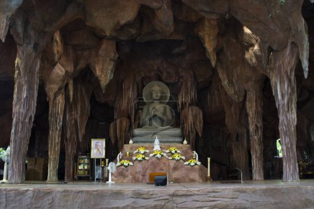 Foto de Antiguo hermoso buddha en el área de práctica de Dhamma del templo de Wat Maheyong para el retiro de meditación de practicante tailandés respeta los santos preceptos religiosos observados el 3 de diciembre de 2023 en Ayutthaya, Tailandia - Imagen libre de derechos