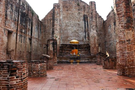 Foto de Ruinas antiguas estatua de buddha en ubosot antiguo roto para la gente tailandesa viajero de viaje de visita respecto a la oración de culto santo místico en el templo de Wat Maheyong en el sitio de patrimonio histórico en Ayutthaya, Tailandia - Imagen libre de derechos