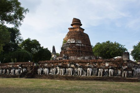 Foto de Antiguas ruinas ubosot sala de ordenación y antigua ruina stupa chedi para la gente tailandesa viajero viaje visita respeto mito místico en Wat Maheyong templo en Patrimonio histórico en Ayutthaya Tailandia - Imagen libre de derechos
