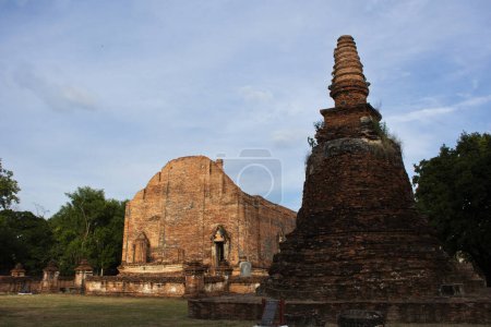 Foto de Antiguas ruinas ubosot sala de ordenación y antigua ruina stupa chedi para los viajeros tailandeses viajan visita respeto rezar mito místico en Wat Maheyong templo el 3 de diciembre de 2023 en Ayutthaya Tailandia - Imagen libre de derechos