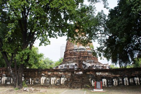 Foto de Antiguas ruinas ubosot sala de ordenación y antigua ruina stupa chedi para los viajeros tailandeses viajan visita respeto rezar mito místico en Wat Maheyong templo el 3 de diciembre de 2023 en Ayutthaya Tailandia - Imagen libre de derechos