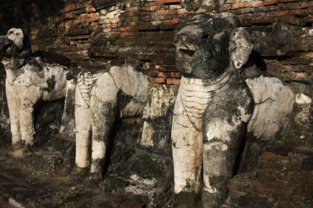 Foto de Antiguas ruinas ubosot sala de ordenación y antigua ruina stupa chedi para la gente tailandesa viajero viaje visita respeto mito místico en Wat Maheyong templo en Patrimonio histórico en Ayutthaya Tailandia - Imagen libre de derechos