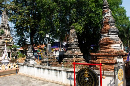 Antike Ruinen Ubosot Ordinationshalle und antike alte Ruine Stupa Chedi für thailändische Reisende besuchen Respekt betenden Segen Buddha Wunsch mystisch im Wat Nang Kui Tempel in Ayutthaya, Thailand