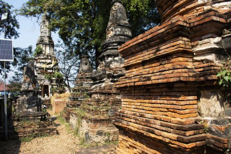 Antike Ruinen Ubosot Ordinationshalle und antike alte Ruine Stupa Chedi für thailändische Reisende besuchen Respekt betenden Segen Buddha Wunsch mystisch im Wat Nang Kui Tempel in Ayutthaya, Thailand