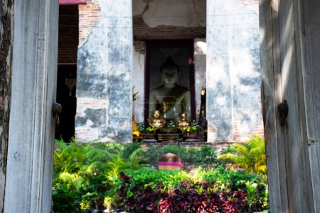Altes Tor Eingang des antiken Tempels Wat Mae Nang Pluem oder Maenangpluem Tempel für Thailänder Reisende besuchen Respekt betenden Segen wünschen Mythos heiliges mystisches Buddha Mysterium in Ayutthaya, Thailand