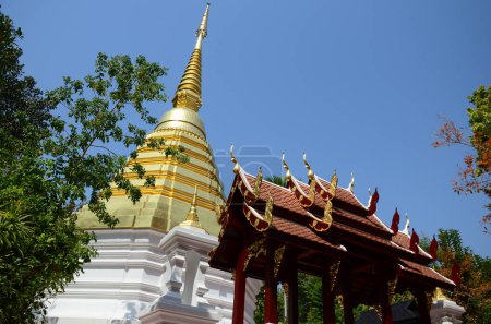 Antiguo chedi o vieja estupa antigua para los viajeros tailandeses viajan visita y respeto oración bendición deseo santo misterio de Wat Phra Kaew o Pa Ya o Pa Yea templo en Chiangrai en Chiang Rai, Tailandia