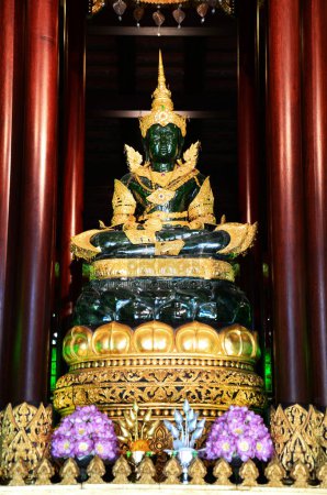 Antike Smaragd-Buddha-Statue oder Phra Kaeo Morakot für thailändische Reisende besuchen Respekt Gebetssegen wünschen heiliges Geheimnis des Wat Phra Kaew oder Pa Ya oder Pa Yiea Tempel in Chiang Rai, Thailand