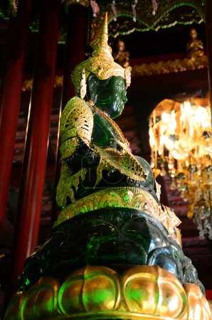 Antigua estatua de Buda Esmeralda o Phra Kaeo Morakot para los viajeros tailandeses de viaje de visita respecto a la bendición de oración deseo santo misterio de Wat Phra Kaew o Pa Ya o Pa Yiea templo en Chiang Rai, Tailandia
