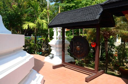 Antike steinerne Glocke für thailändische Reisende auf Reisen und klopfen Gong Respekt Segen beten zu Smaragd Buddha oder Phra Kaeo Morakot am Wat Phra Kaew oder Pa Ya oder Pa Yiea Tempel in Chiang Rai, Thailand