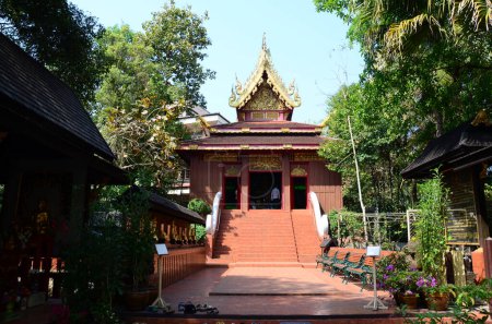 Antike Ordinationshalle oder antike alte Ubosot für thailändische Reisende, die Buddha im Wat Phra Kaew oder Pa Ya oder Pa Yiea Tempel in Chiangrai in Chiang Rai, Thailand besuchen und respektieren