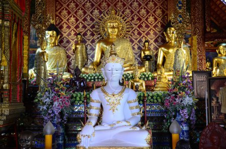 Bouddha antique dans l'ubosot antique de Wat Phra Singh ou Phra Sing temple pour le peuple thaï voyageur visite respect prière bénédiction souhait mythe saint culte mystique à Chiangrai ville à Chiang Rai, Thaïlande