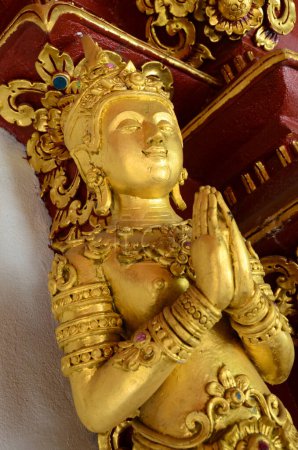 Sculpture d'art statue de divinité ou figure d'ange sculpteur style lanna du temple Wat Phra Singh pour le peuple thaï les voyageurs visitent le respect prière bénédiction souhait mystique à Chiangrai ville à Chiang Rai, Thaïlande